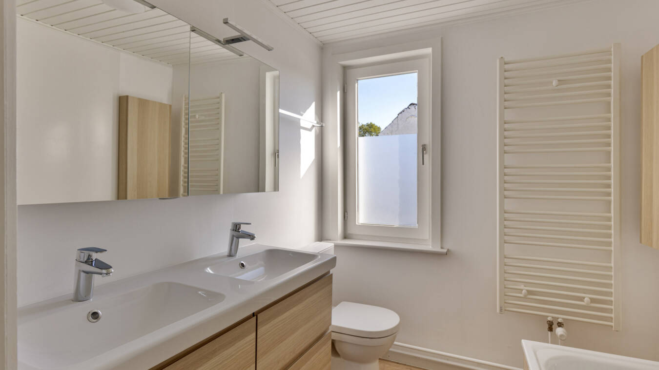 43E4F12442De45E5A987Be4F3Eb94E45